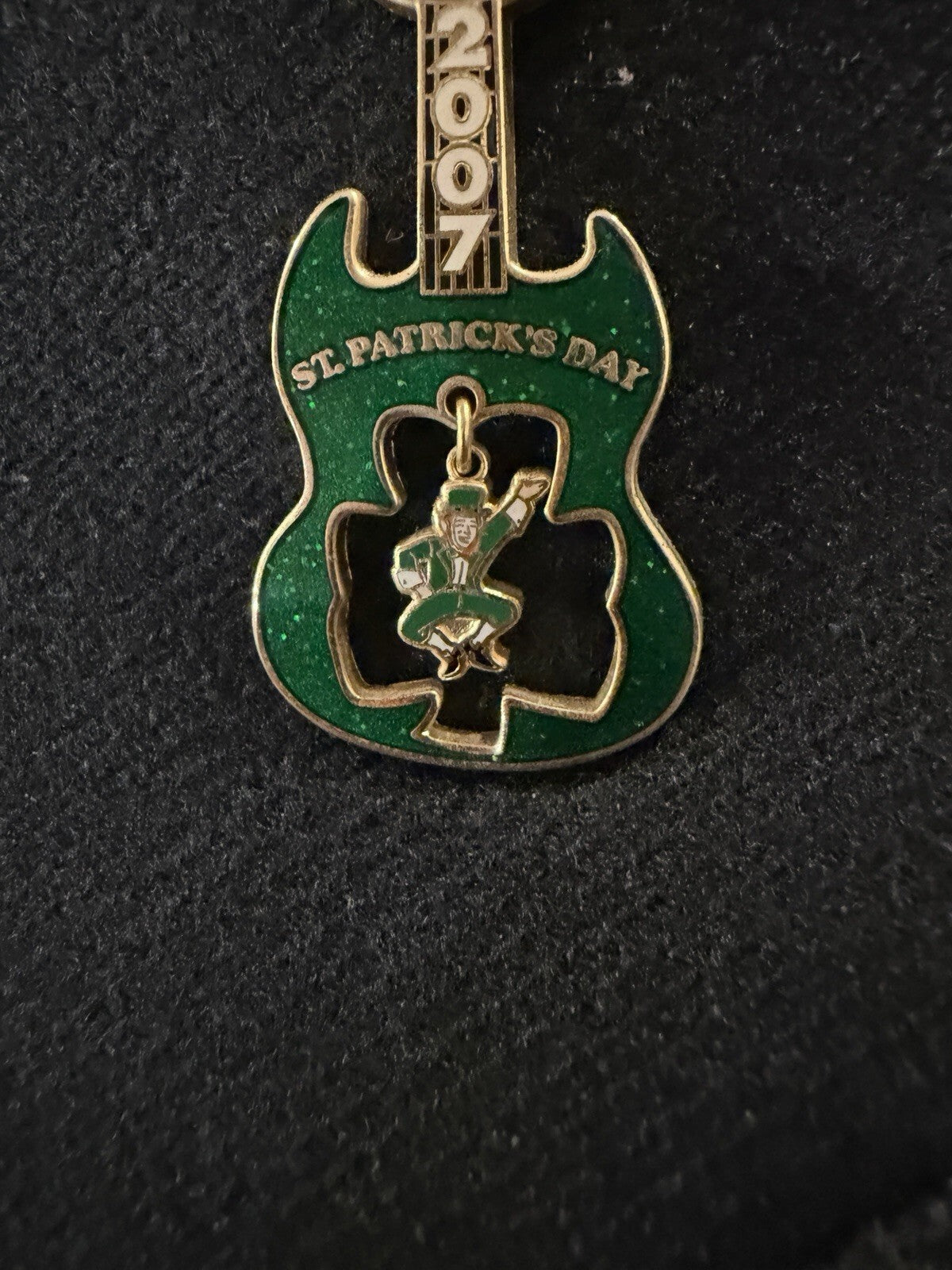 Hard Rock Cafe pin Las Vegas Green St. Patrick's Day Guitar Dangler series 2007